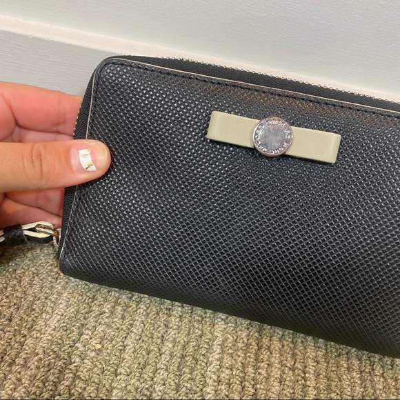 Marc Jacobs Black Small Wristlet With Zippered Coin Area - Picture 4 of 13